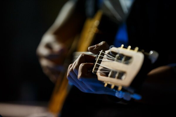 Manos tocando la guitarra