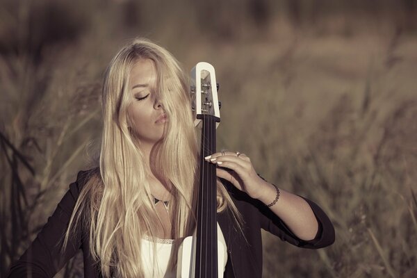 Chica en la naturaleza tocando un instrumento