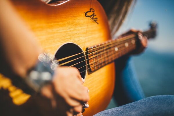 Guitarra de madera de cerca en