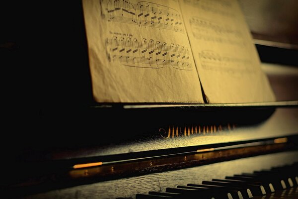 Fotografia in stile Macro: spartiti su un pianoforte al crepuscolo