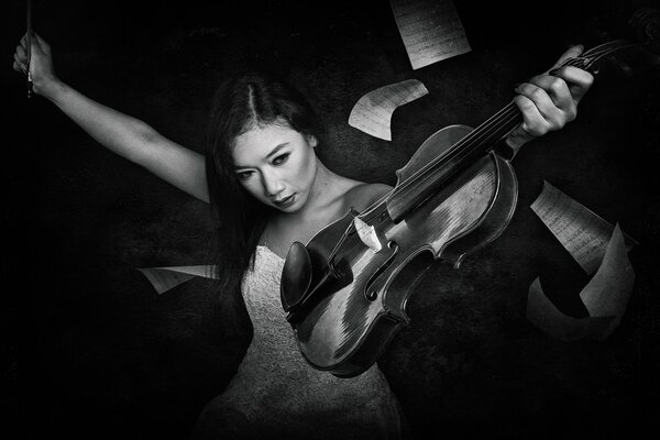 Chica asiática tocando el violín