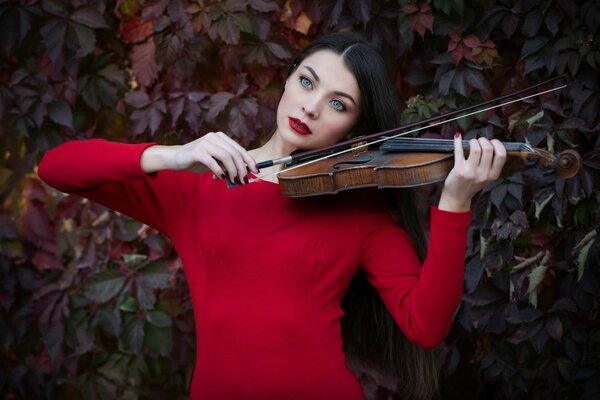 Chica de rojo con violín. Temporada de otoño