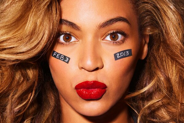 Beyonce belleza con labios rojos