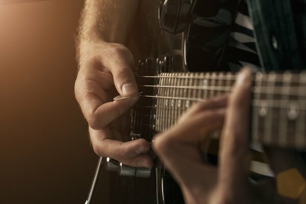 Fotografia in stile Macro: un uomo che suona la chitarra