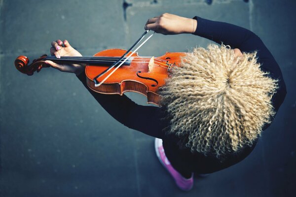 Violinista con violino rosso