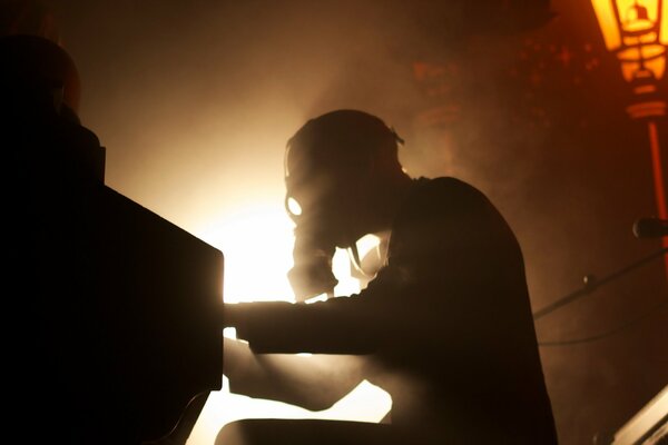 Photo ci-dessous d un pianiste dans un masque à gaz