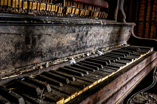 Ein verlassenes Klavier ist alles in Staub und Flaum