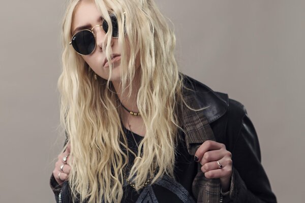 La chanteuse Taylor Momsen dans une veste noire et des lunettes