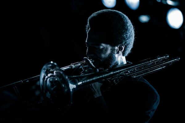 Artista de jazz en la oscuridad de la noche