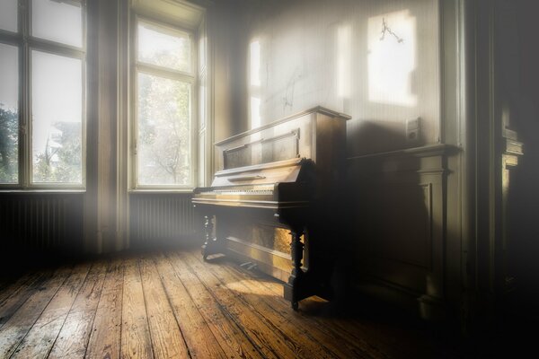 Les rayons du soleil embrassent le piano