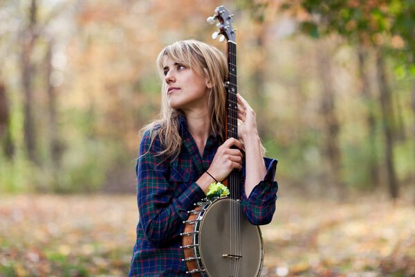 Femme avec un instrument de musique banjo