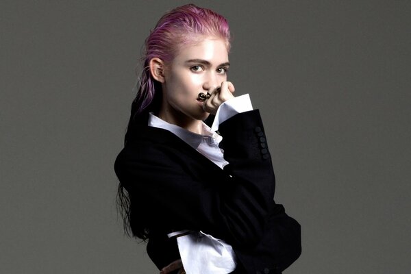 La cantante canadiense Grimes, en traje de hombre