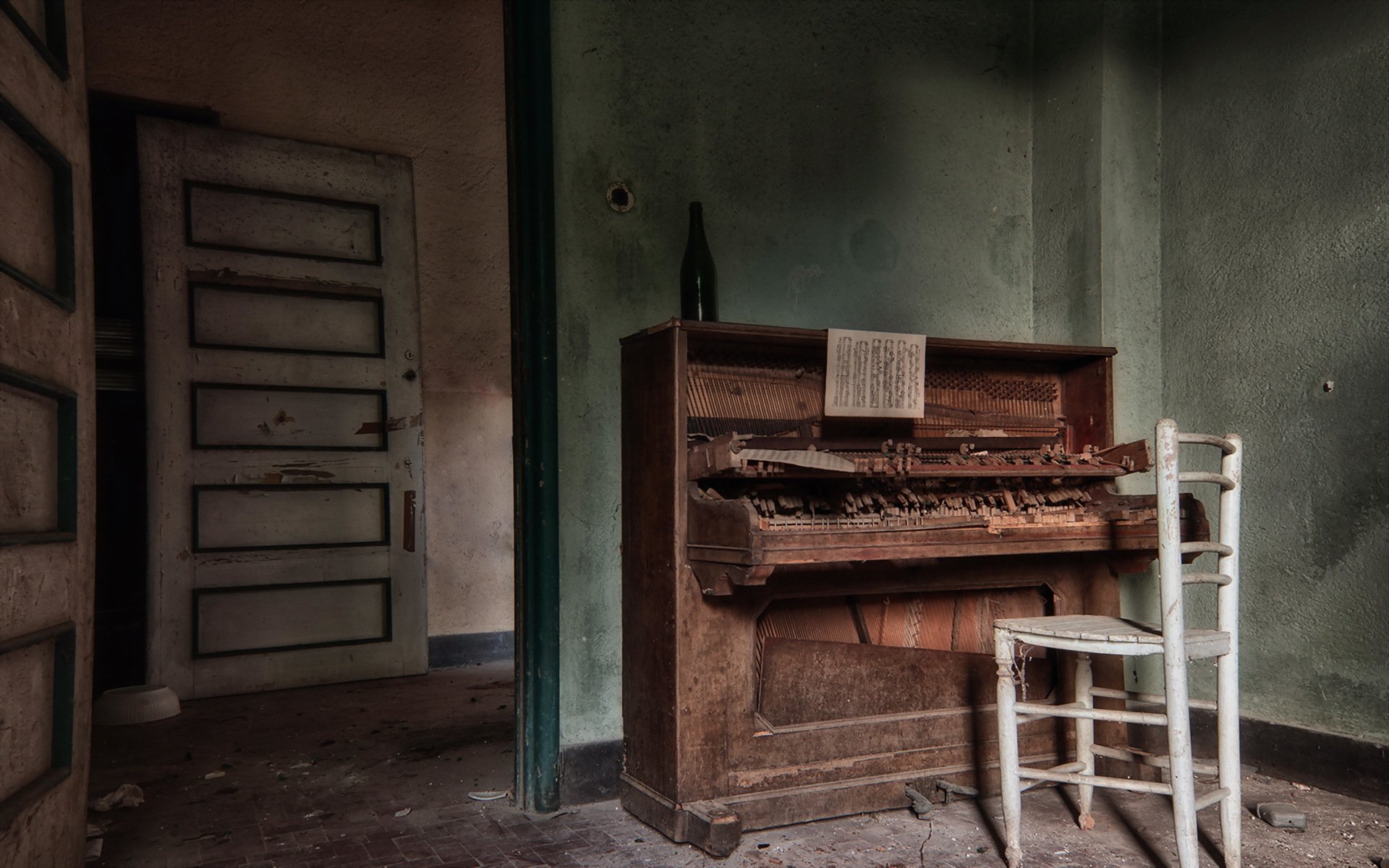 room piano chair