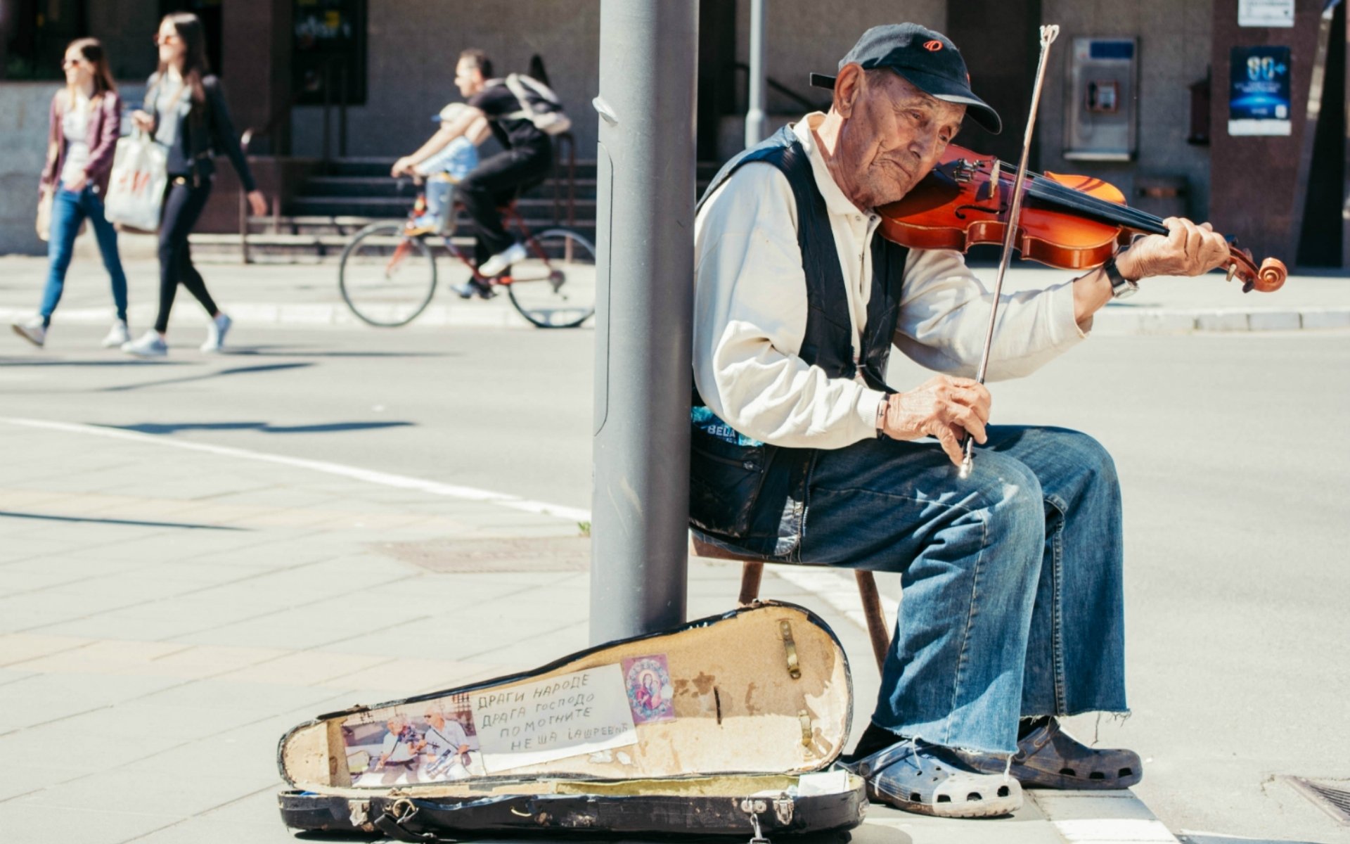 homme violon rue