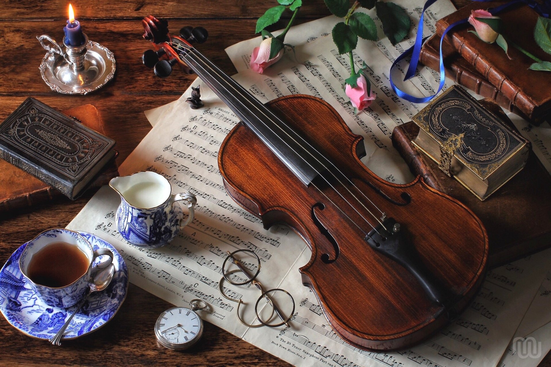 natura morta violino spartiti occhiali latte tè rose libri orologi