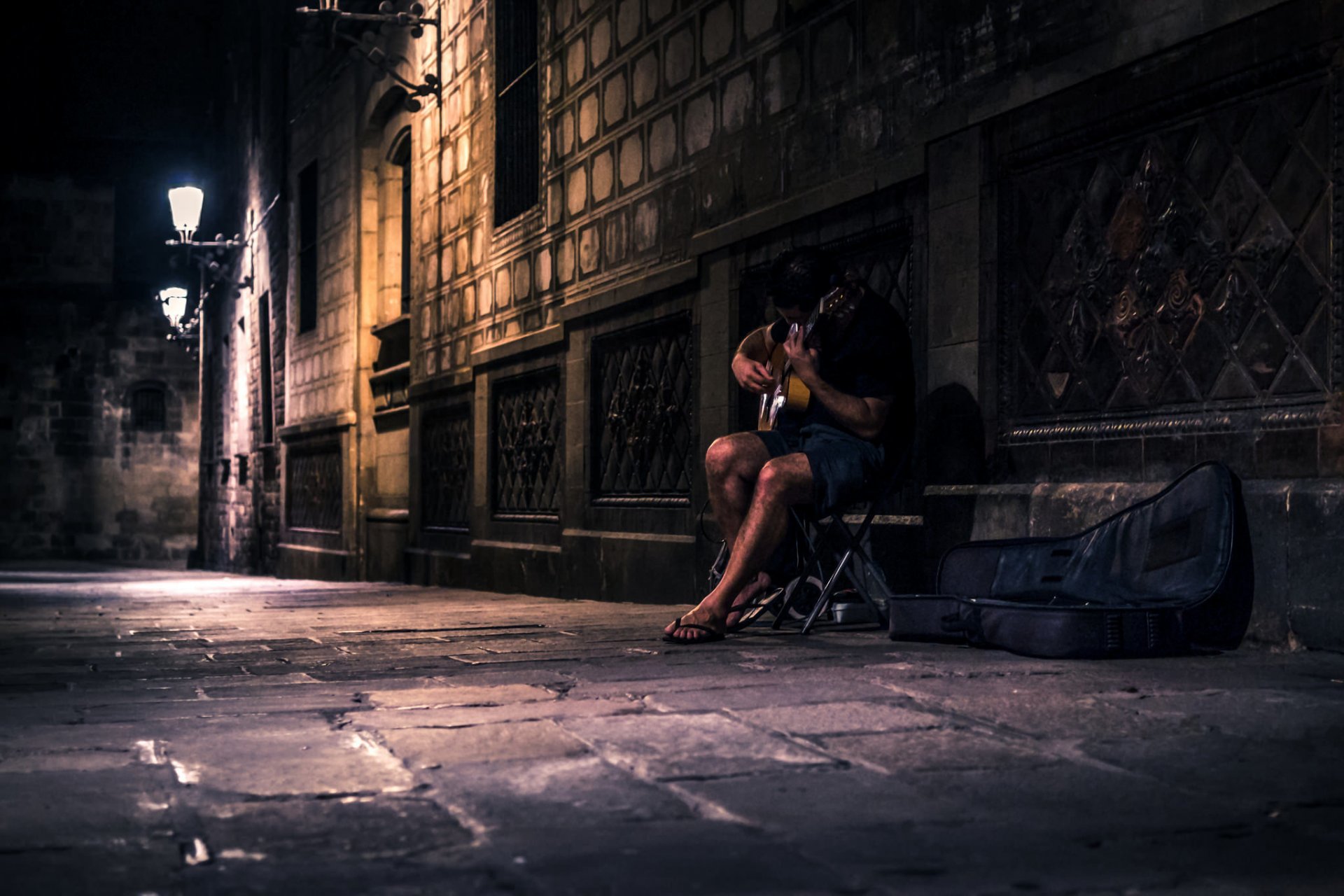 uomo chitarra strada notte musica