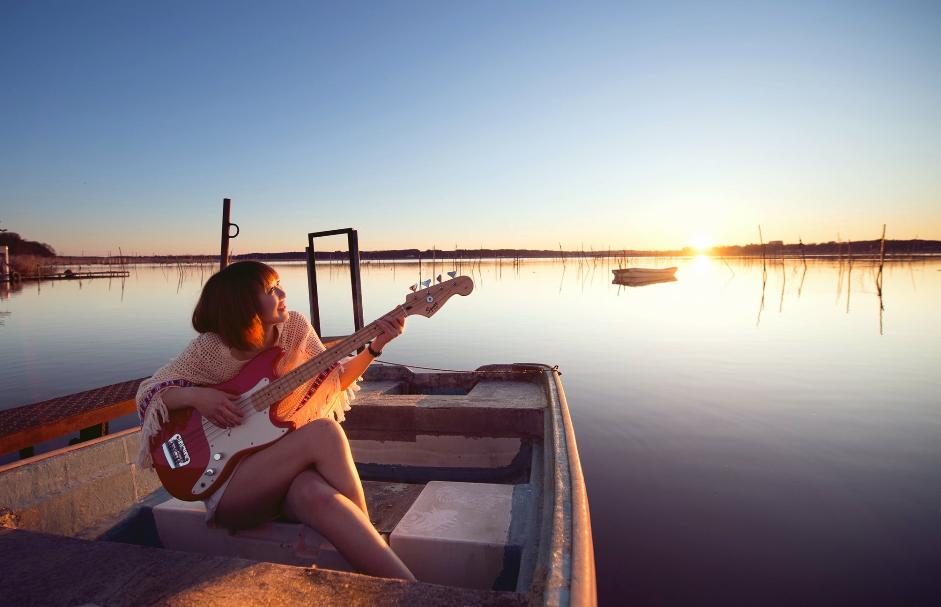 fille guitare musique lac bateau