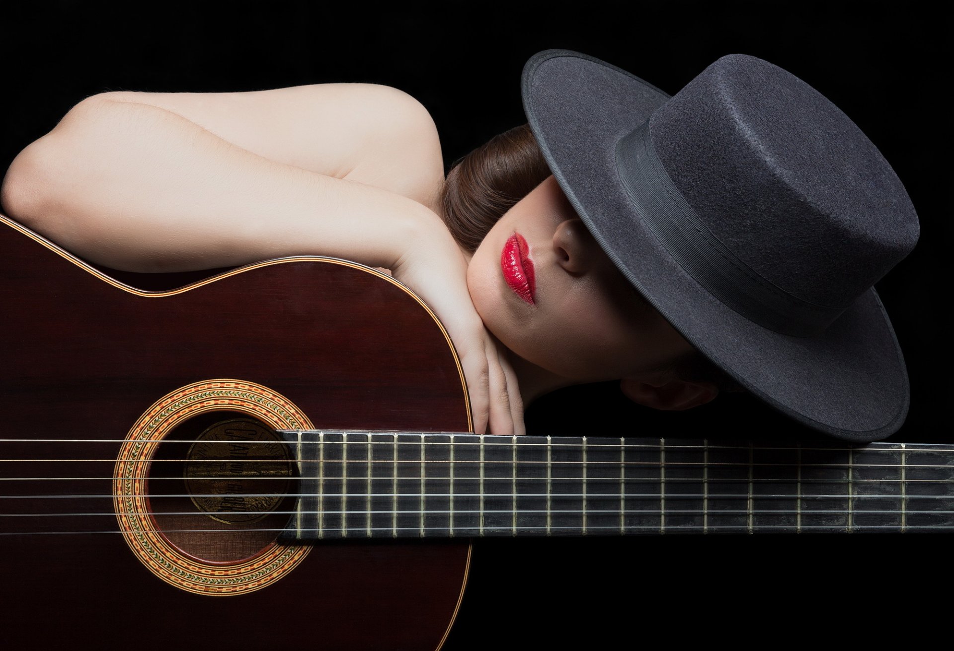 fille chapeau guitare