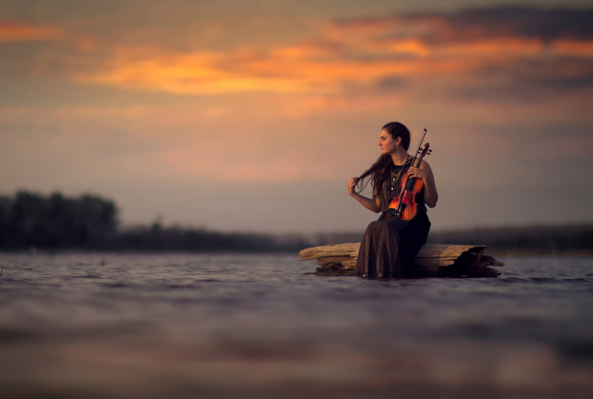 stille mädchen geige wasser bokeh