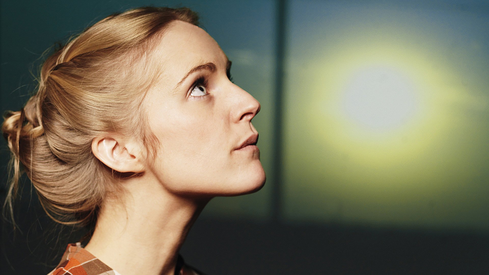 agnes obel mädchen sängerin blond augen blick zopf fenster sonne dämmerung