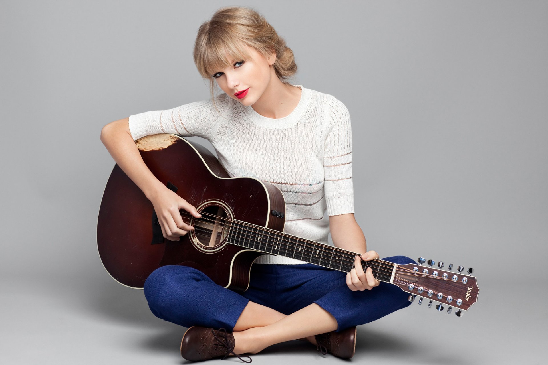 taylor swift cantante actriz rubia pose guitarra música fondo brian doben sesión de fotos álbum rojo