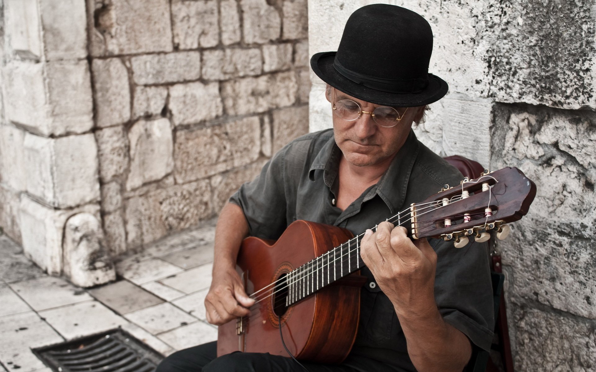 uomo chitarra strada