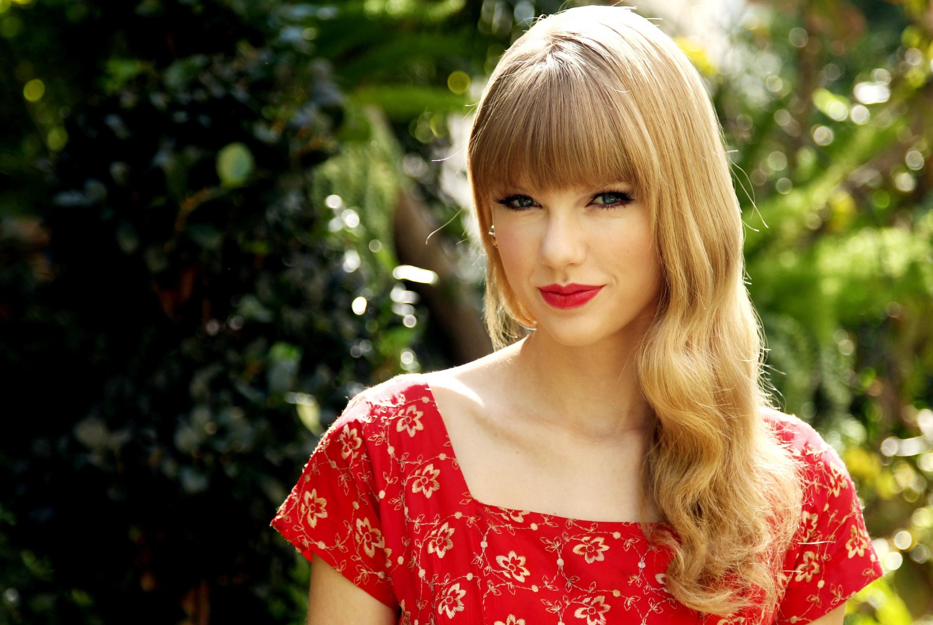 taylor swift chanteur portrait robe rouge rouge à lèvres ensoleillé