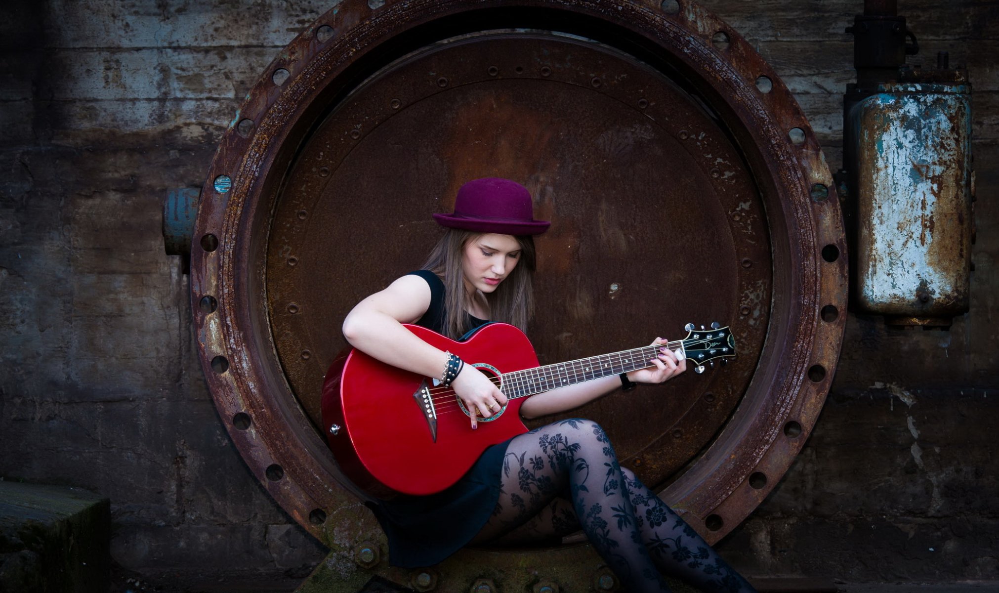 chica guitarra sombrero