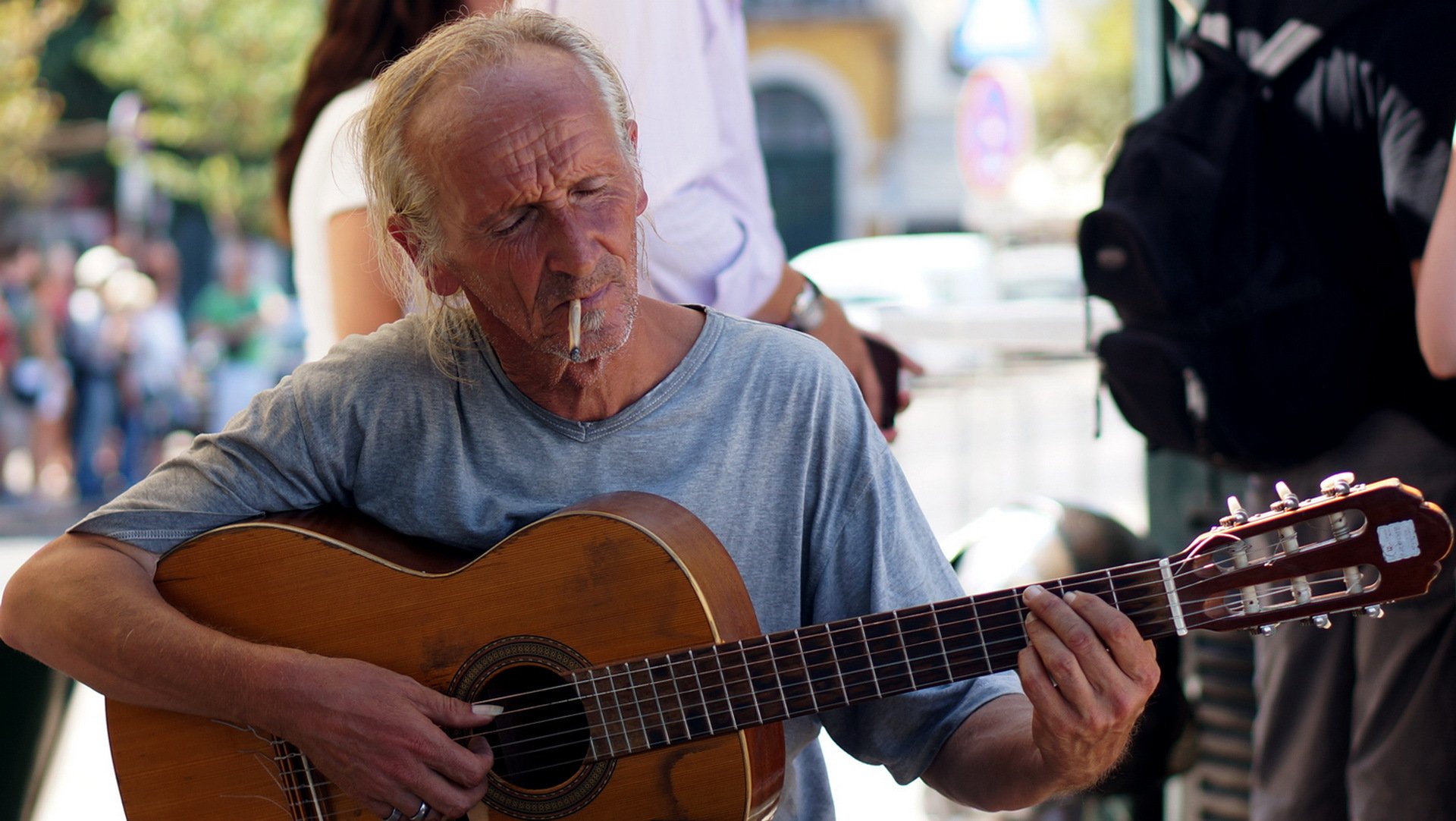 man guitars street