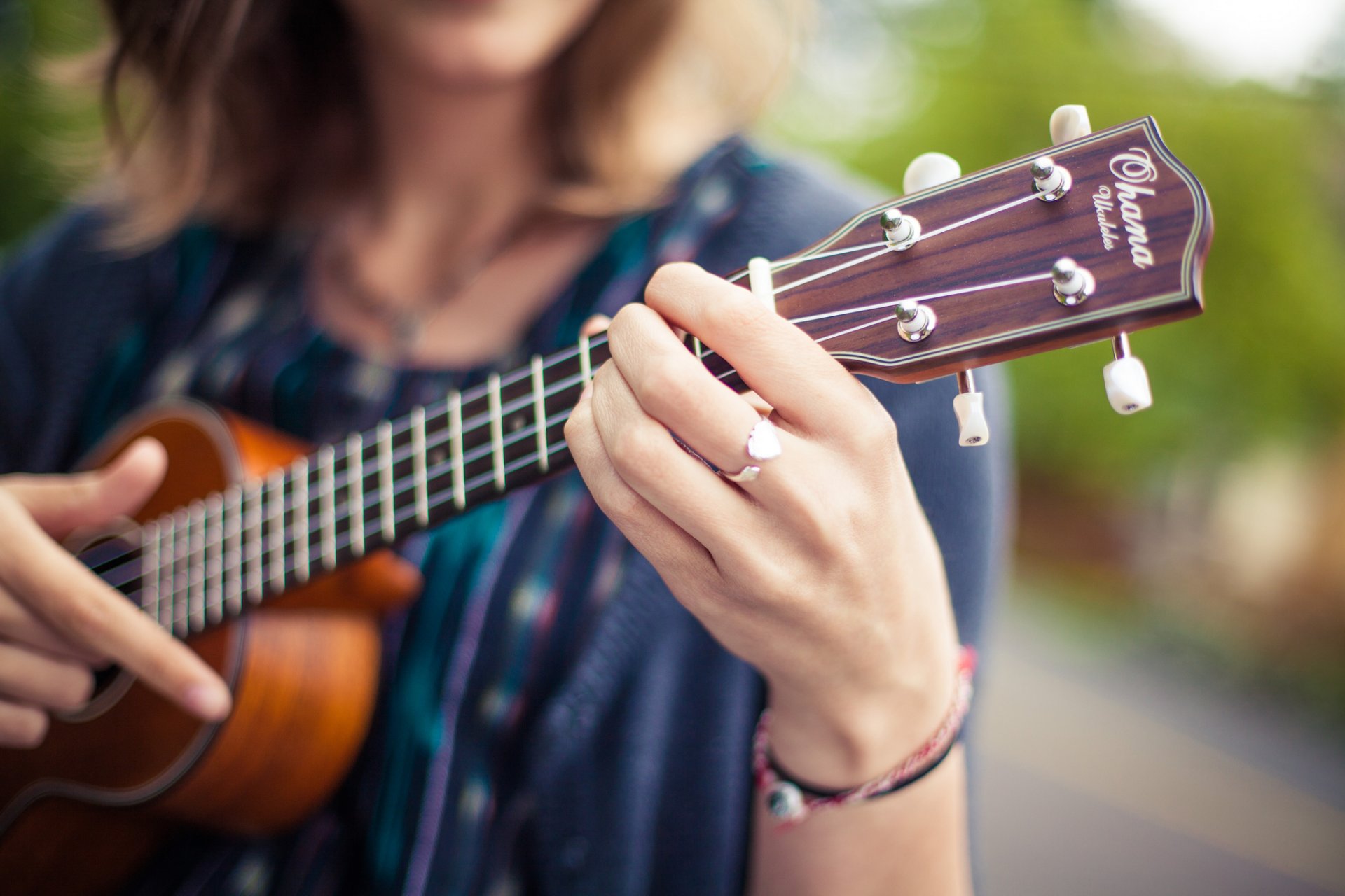 guitarra diapasón cuerdas instrumento musical chica anillo dedos