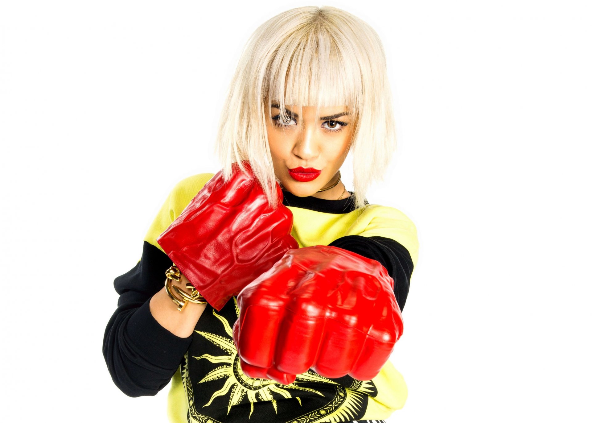 rita ora chanteuse pose gants