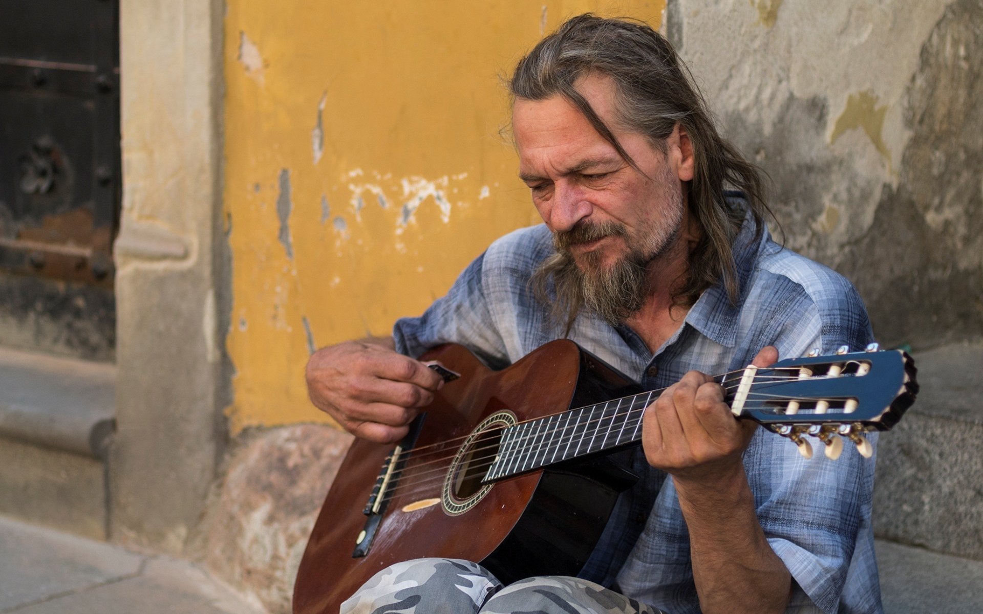 homme guitare rue