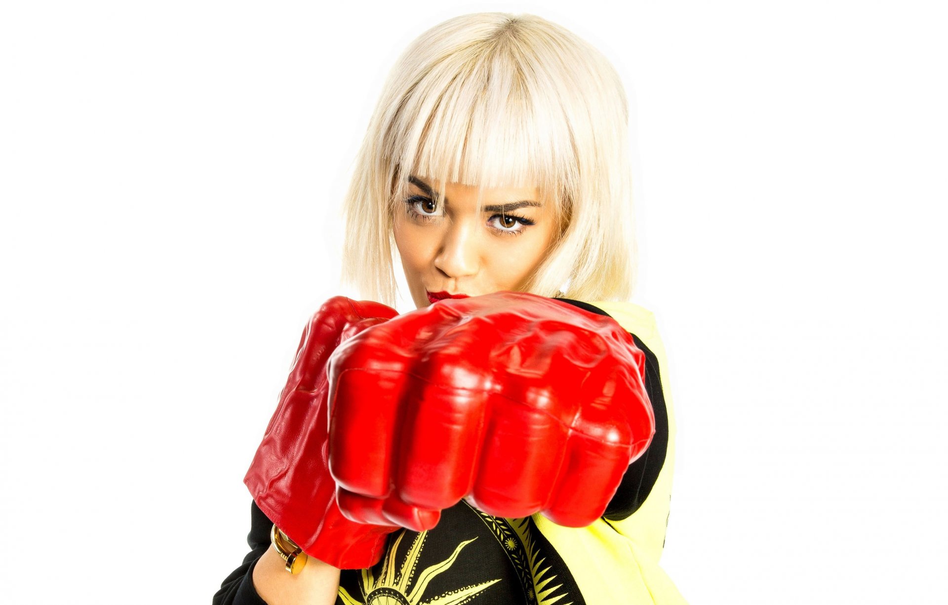 rita ora cantante pose guantes