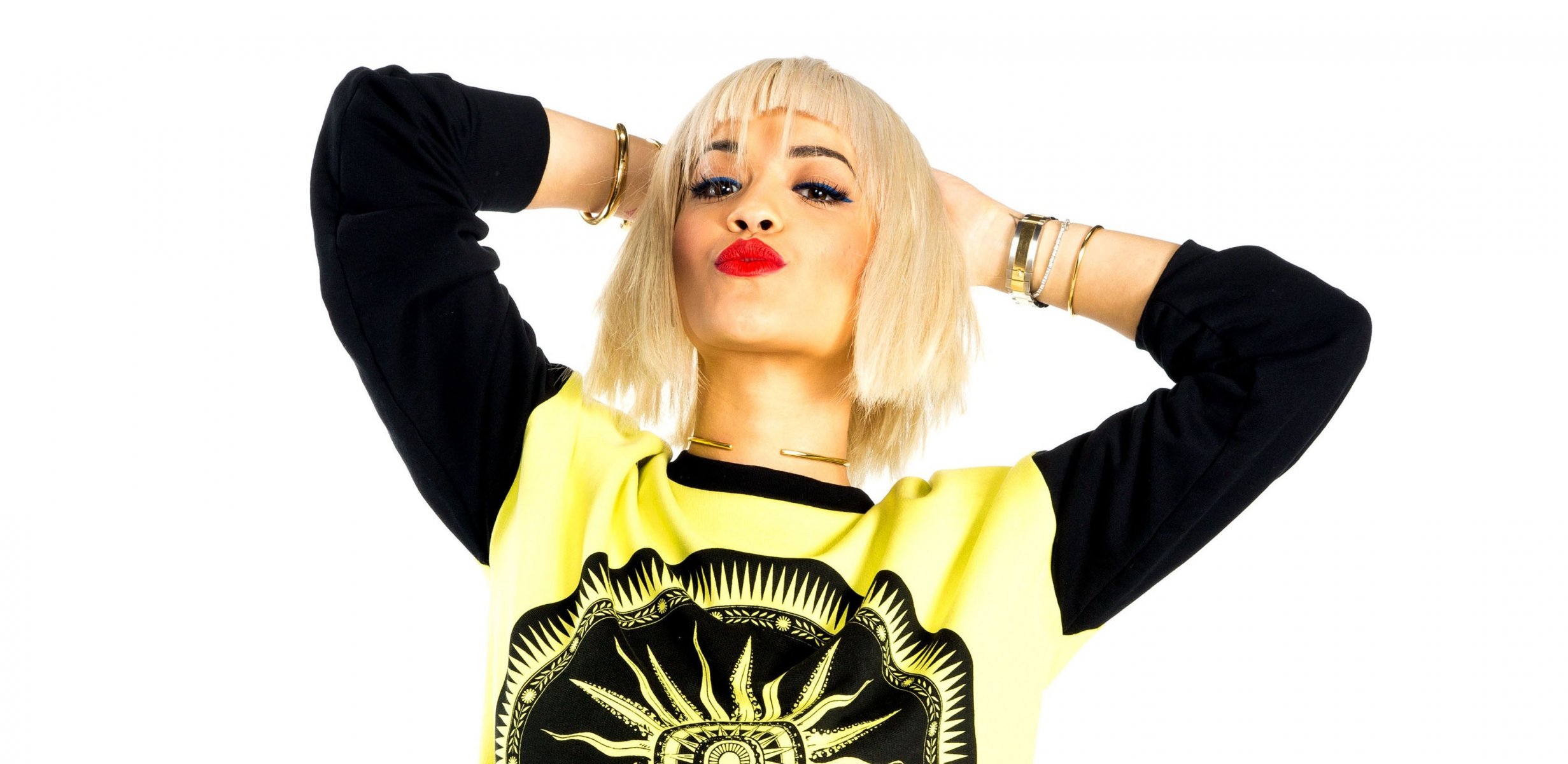 rita ora chanteuse pose