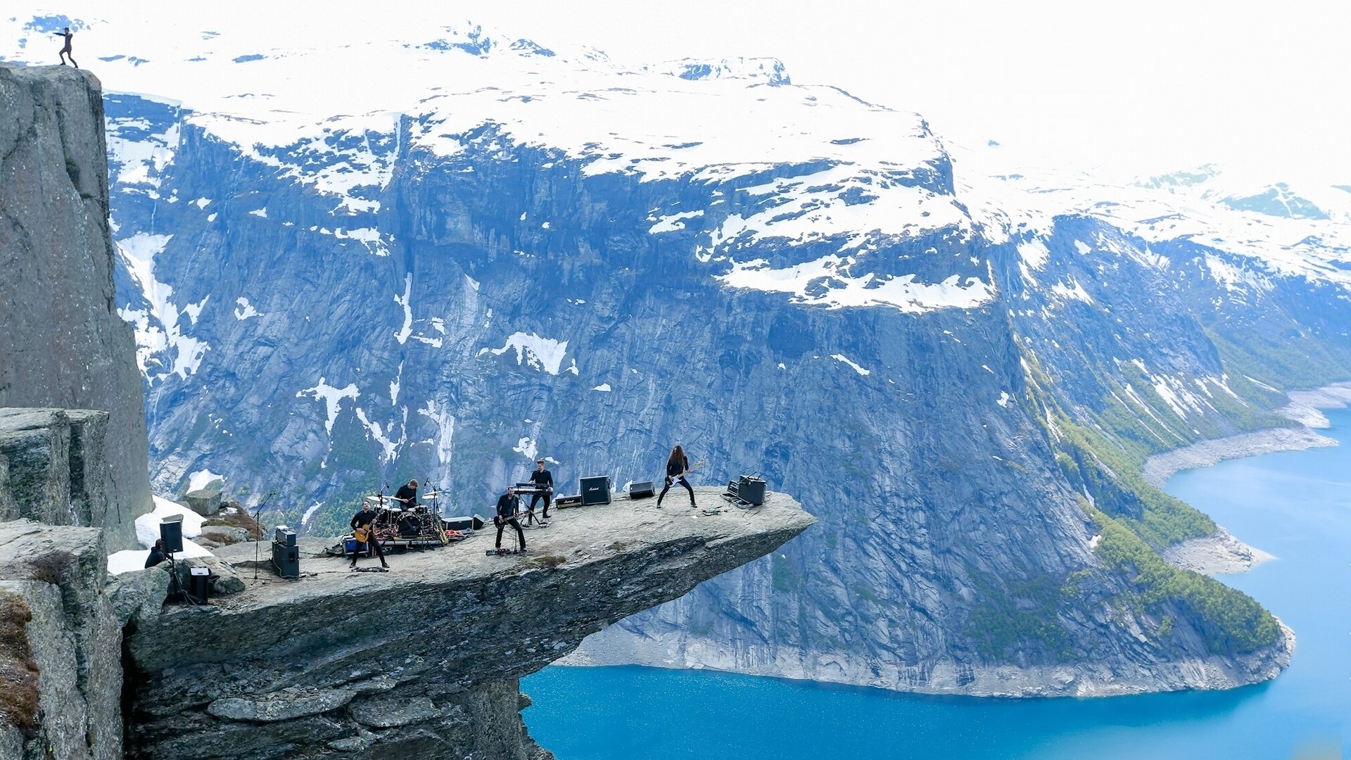 lingua di troll skjeggedal lago ringedalsvatnet odda norvegia monte skjeggedal lago ringedalsvatn banda concerto montagne altitudine lago