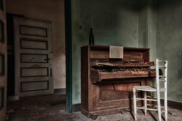 Cappuccino-Leiche Klavier verlassenes Haus