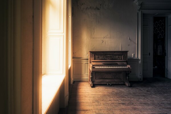 Pusty pokój z zabytkowym fortepianem
