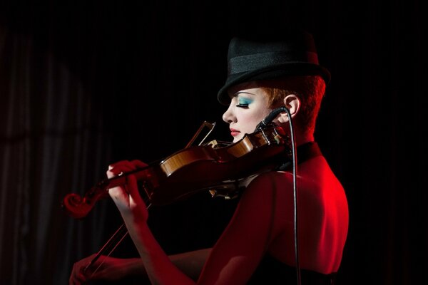 Belle fille jouant du violon