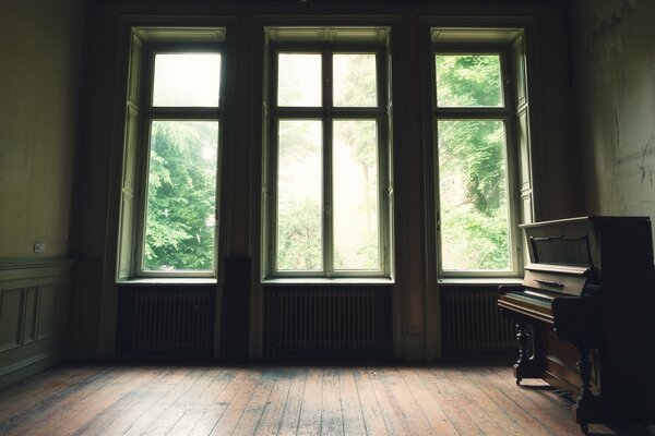 Piano en un salón de baile vacío