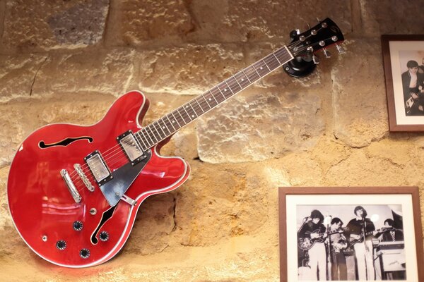 Фото стена с гитарой и старыми фото