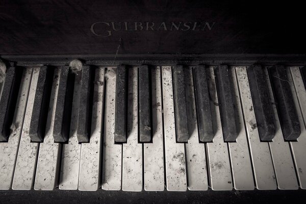 Las teclas del viejo piano Gulbransen en el polvo