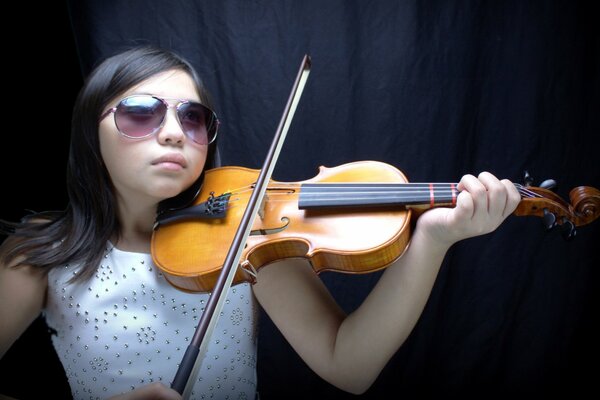 Ragazza musicista che suona il violino