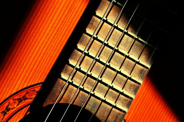 Touche de guitare éclairée par le soleil closeup