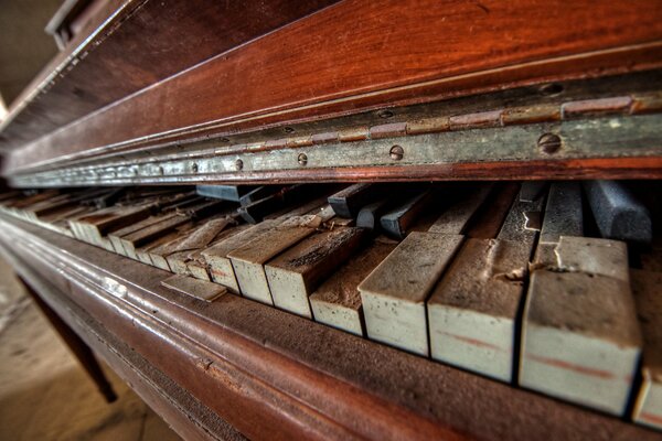 Foto macro de un viejo piano roto con teclas rotas