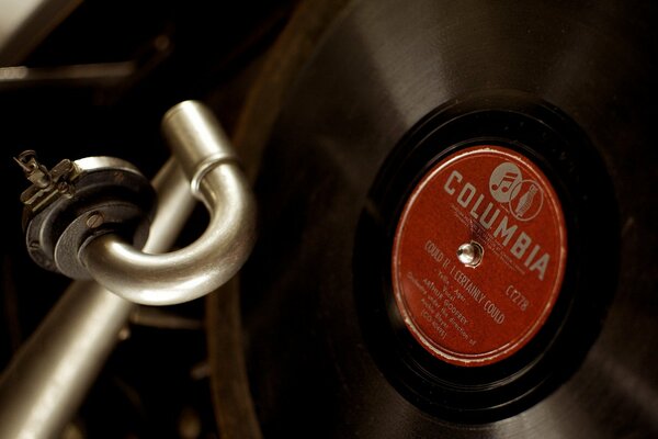 Sur le gramophone, un disque du Studio Columbia avec un autocollant rouge