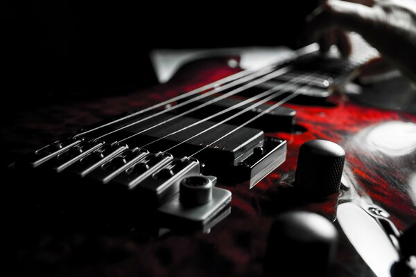 Gitara elektroniczna z czerwoną płytą rezonansową