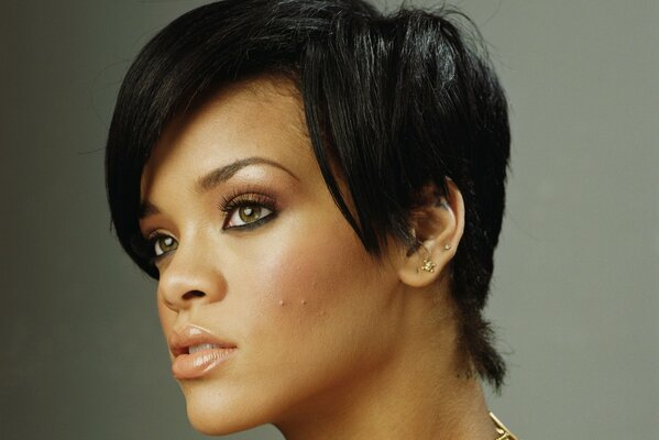 La célèbre coupe de cheveux de la chanteuse Rihanna