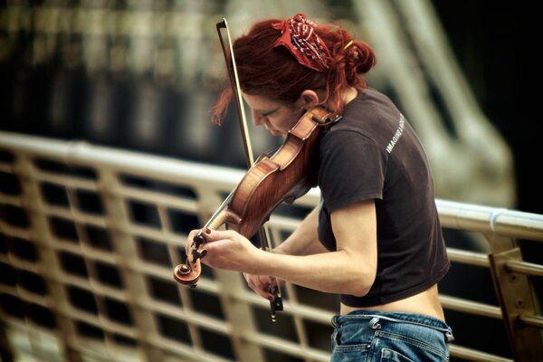 A red-haired violinist plays the violin