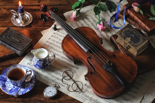 Nature morte: lunettes, livres, violon, bougie