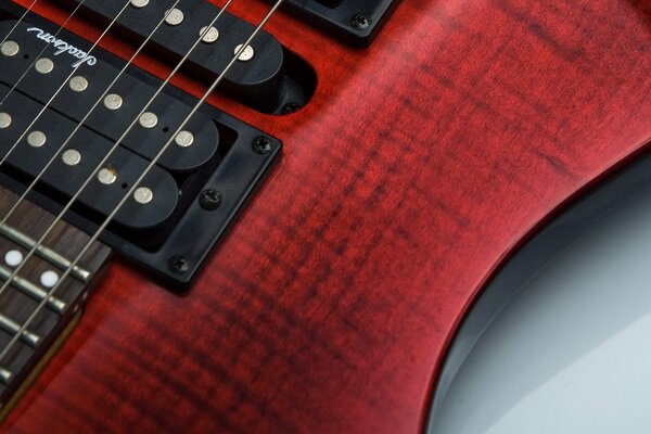 Макро-фото красной гитары